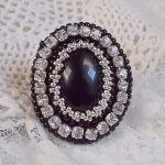 Anello Black Stone, ricamato con una pietra preziosa, onice nera, cristalli e perline